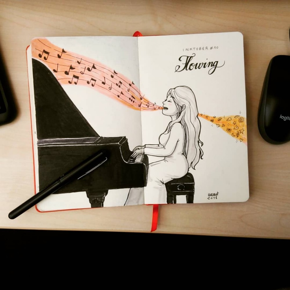Une femme qui joue au piano et qui chante, avec des notes qui fusent de sa bouche