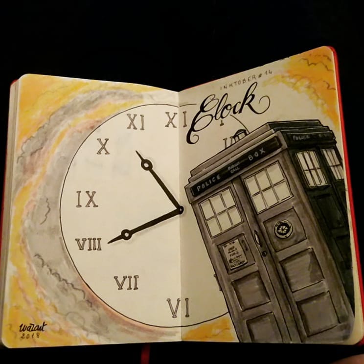 Un Tardis au premier plan, avec une énorme horloge dans le fond