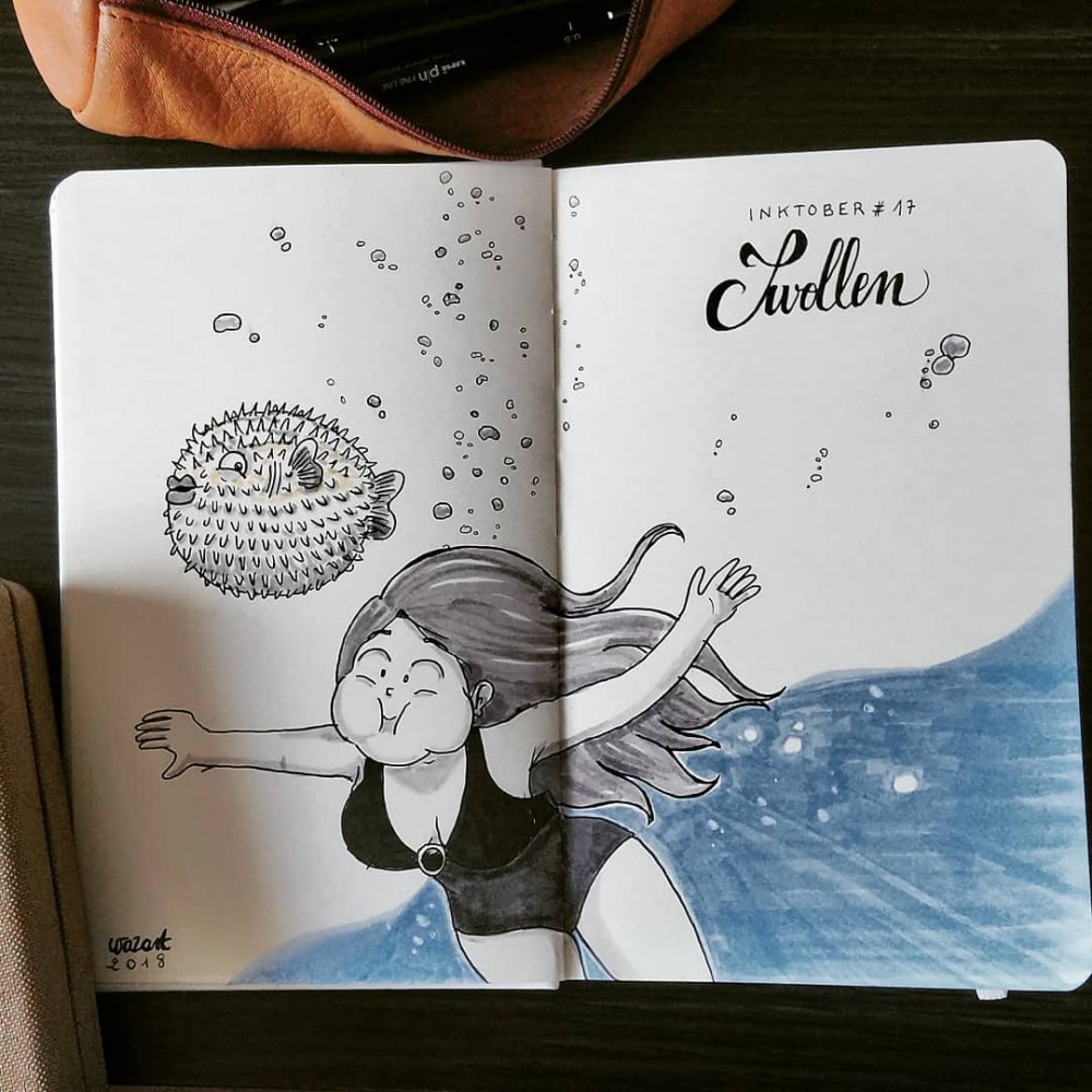 Une fille qui nage en gonflant les joues pour imiter un poisson lune juste à côté