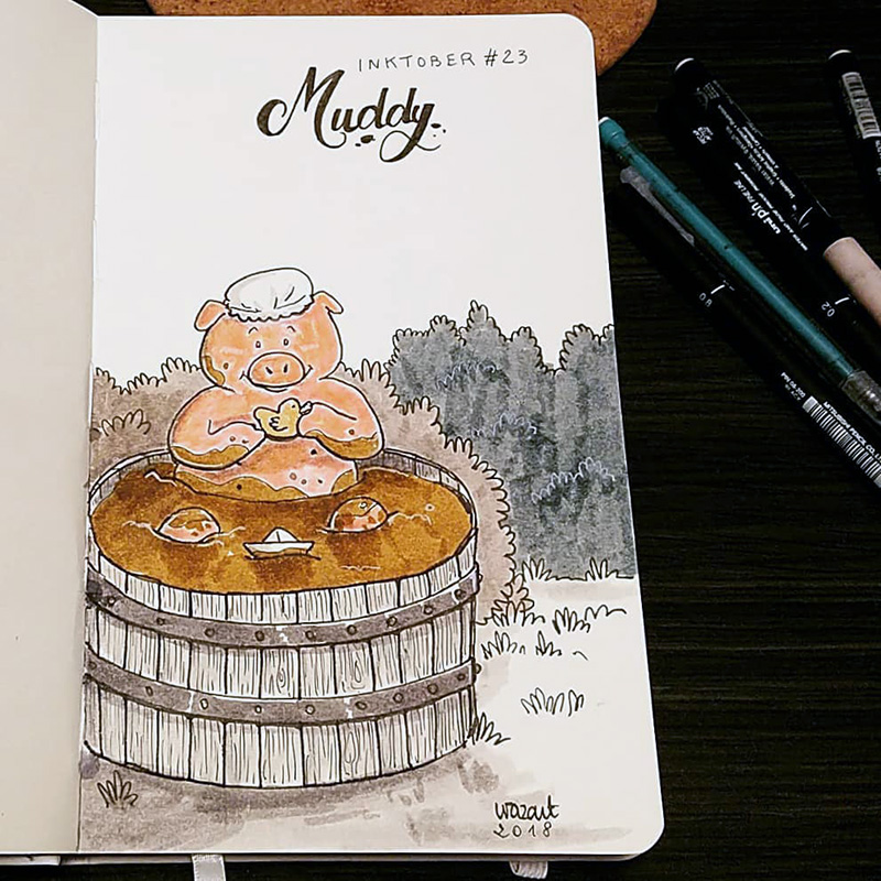 Un cochon dans un baquet en bois, qui se lave dans la boue avec un canard en plastique et un petit bateau