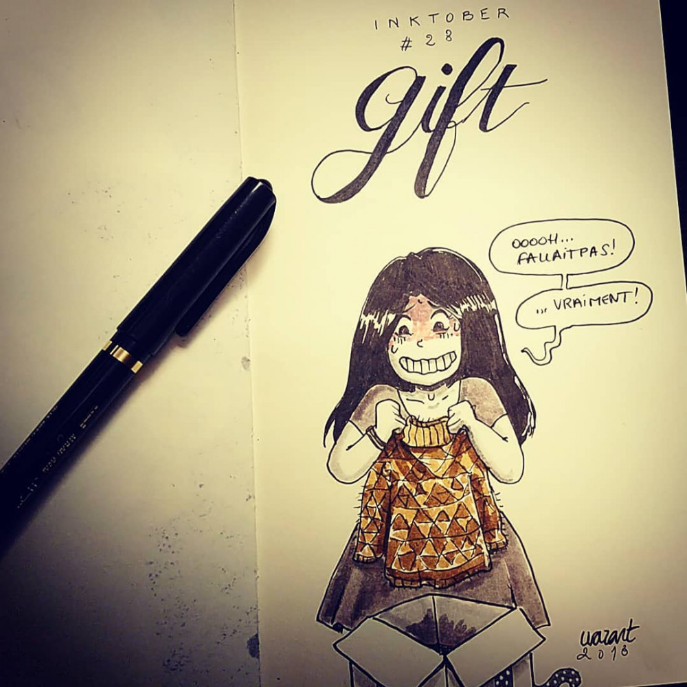 Une fille qui tient un pull-over moche et qui dit merci avec un air gêné