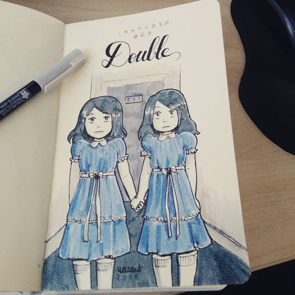 les deux soeurs jumelles qui se tiennent la main dans The Shining. "Viens jouer avec nous, Danny !"