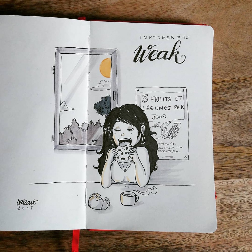 Une fille qui mange un gros cookie avec une tasse de chocolat chaud et un croissant, avec en arrière-plan une affiche sur la nutrition