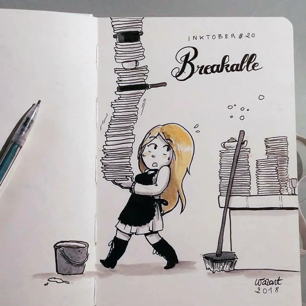 Une fille en tablier de soubrette qui transporte une pile gigantesque d'assiettes et qui est sur le point de trébucher sur un seau