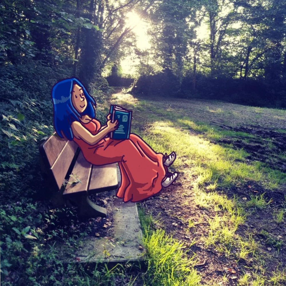 mon avatar dessiné en train de lire, posée sur une photo d'un banc en forêt avec la lumière du soir