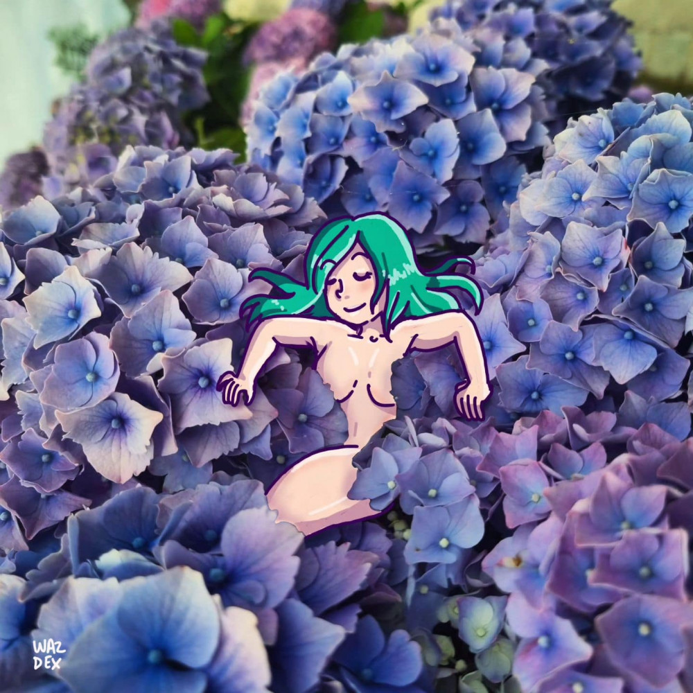 Dessin d'une jeune fille aux cheveux verts, nue et sereine, par-dessus une photo d'hortensias bleus-violets. Son intimité est astucieusement couverte grâce aux pétales des fleurs.