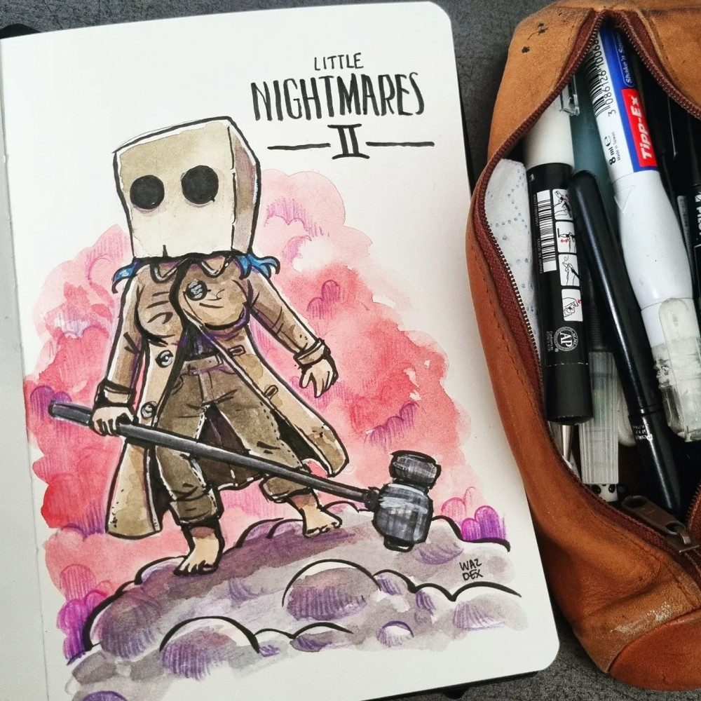 Illustration à l'aquarelle représentant mon avatar habillé comme le héros de Little Nightmares 2, avec un sac en papier sur la tête et tenant un marteau, devant un fond rouge.