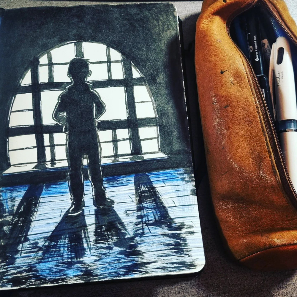 Dessin au Pentel très contrasté, représentant un homme vu à contre-jour devant une fenêtre en demi-cercle.