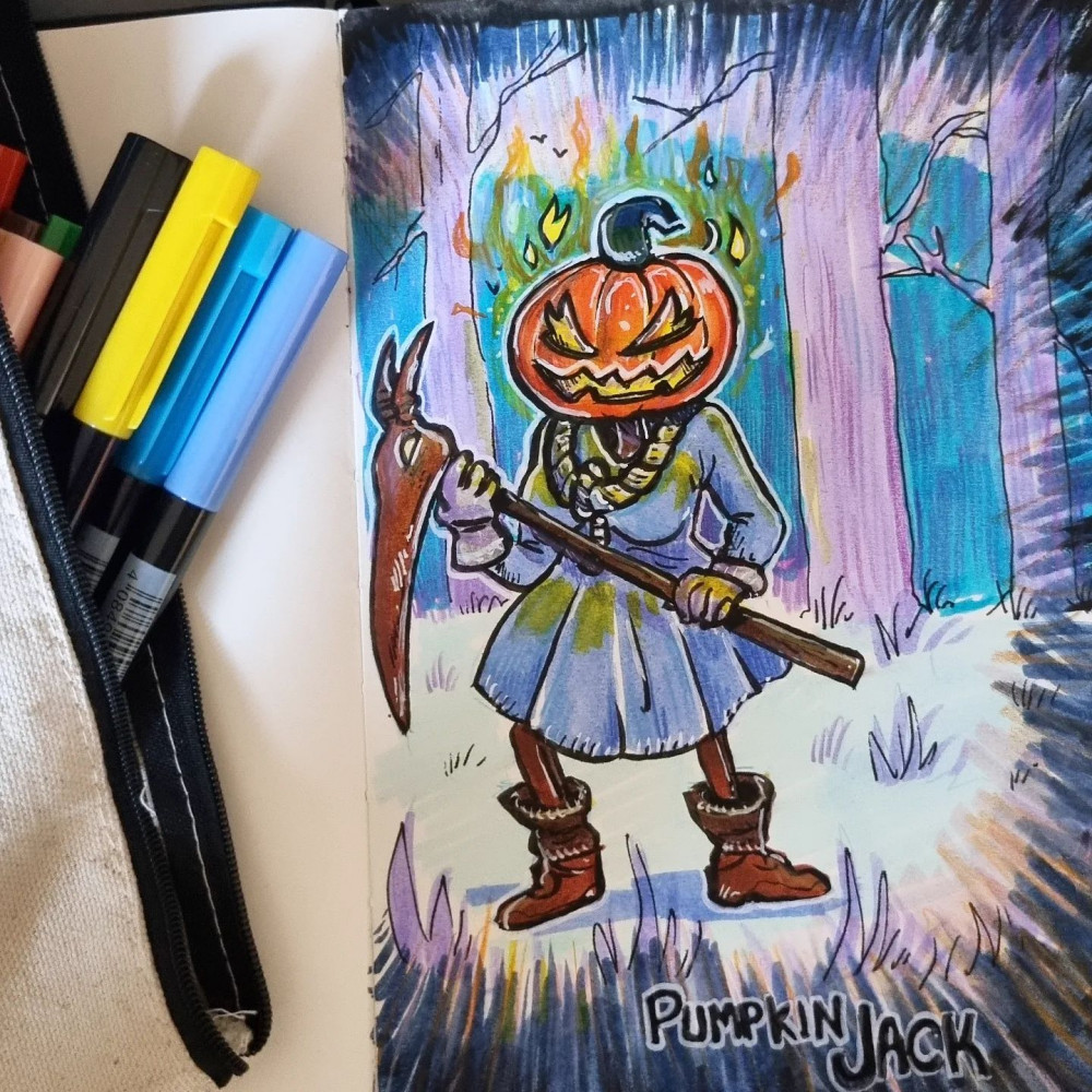 personnage maléfique à tête de citrouille tenant une faux en bois, avec une robe bleue, dans une forêt. Réalisé aux feutres aquarellables.