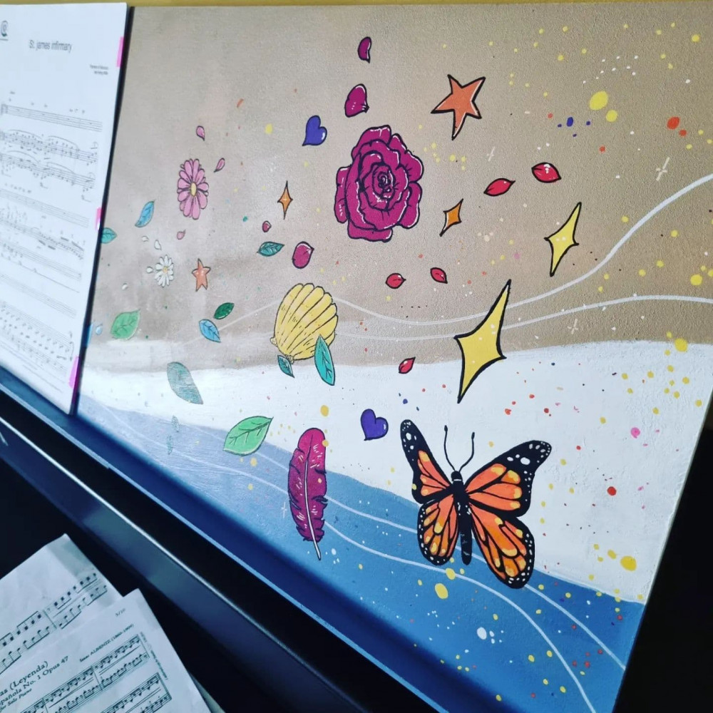 Vue de près de la droite avec des fleurs, des étoiles, des feuilles, un papillon, une plume... le tout étant très coloré