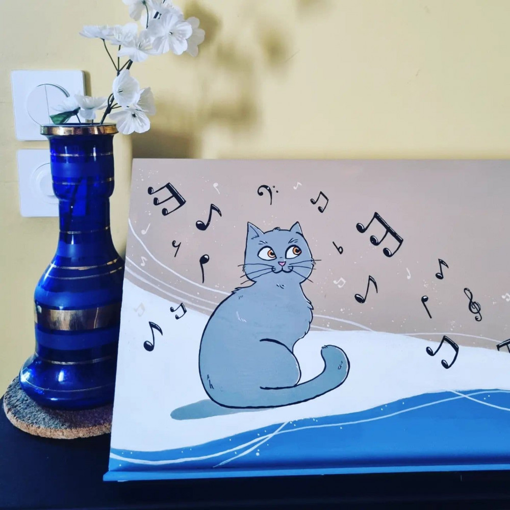 Vue de près du chat de gauche , type chartreux, serein, entouré de notes de musique