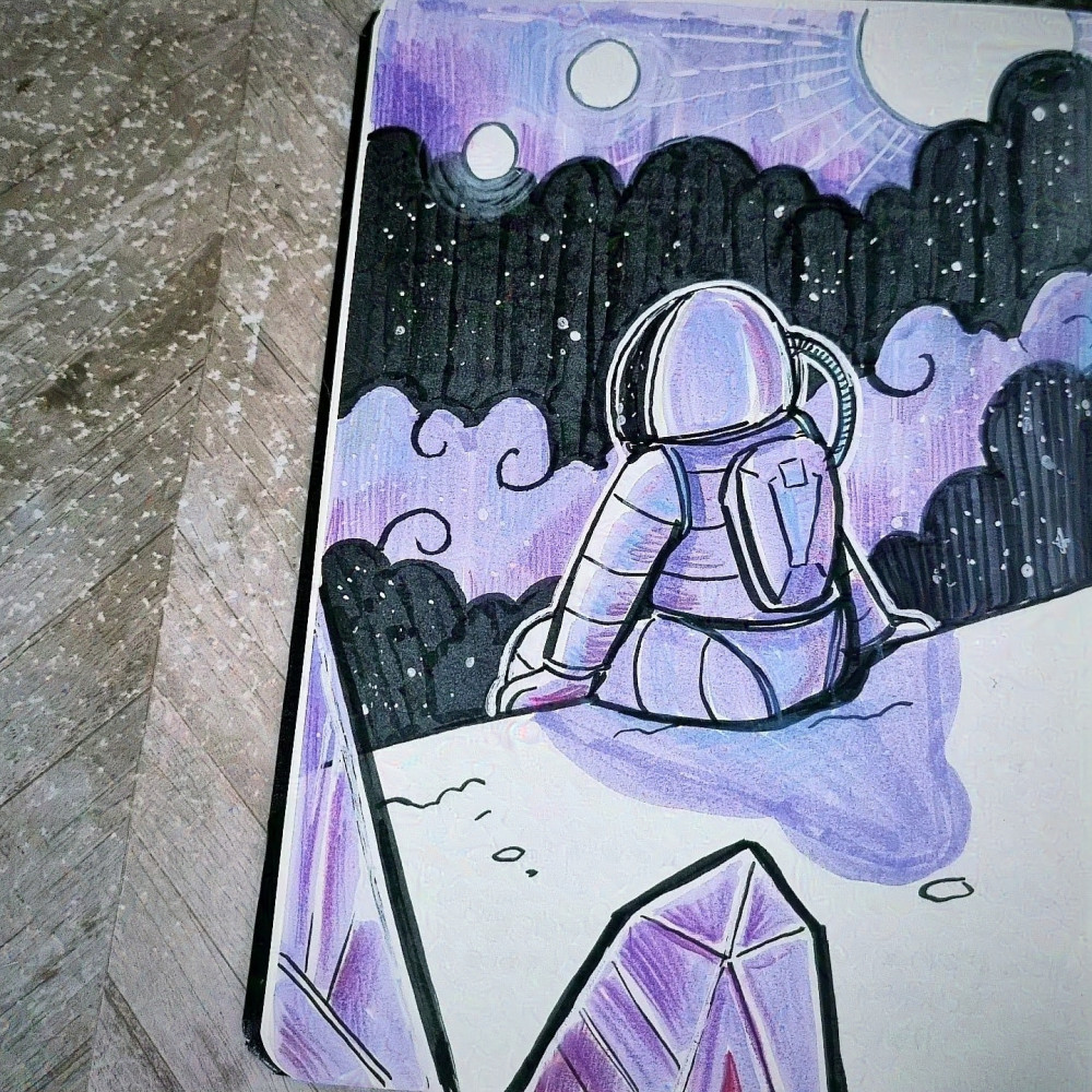 Photo d'un dessin de carnet au Pentel, feutres violet et crayons de couleur violets, représentant un inktonaute de dos, assis les jambes dans le vide, contemplant le ciel.