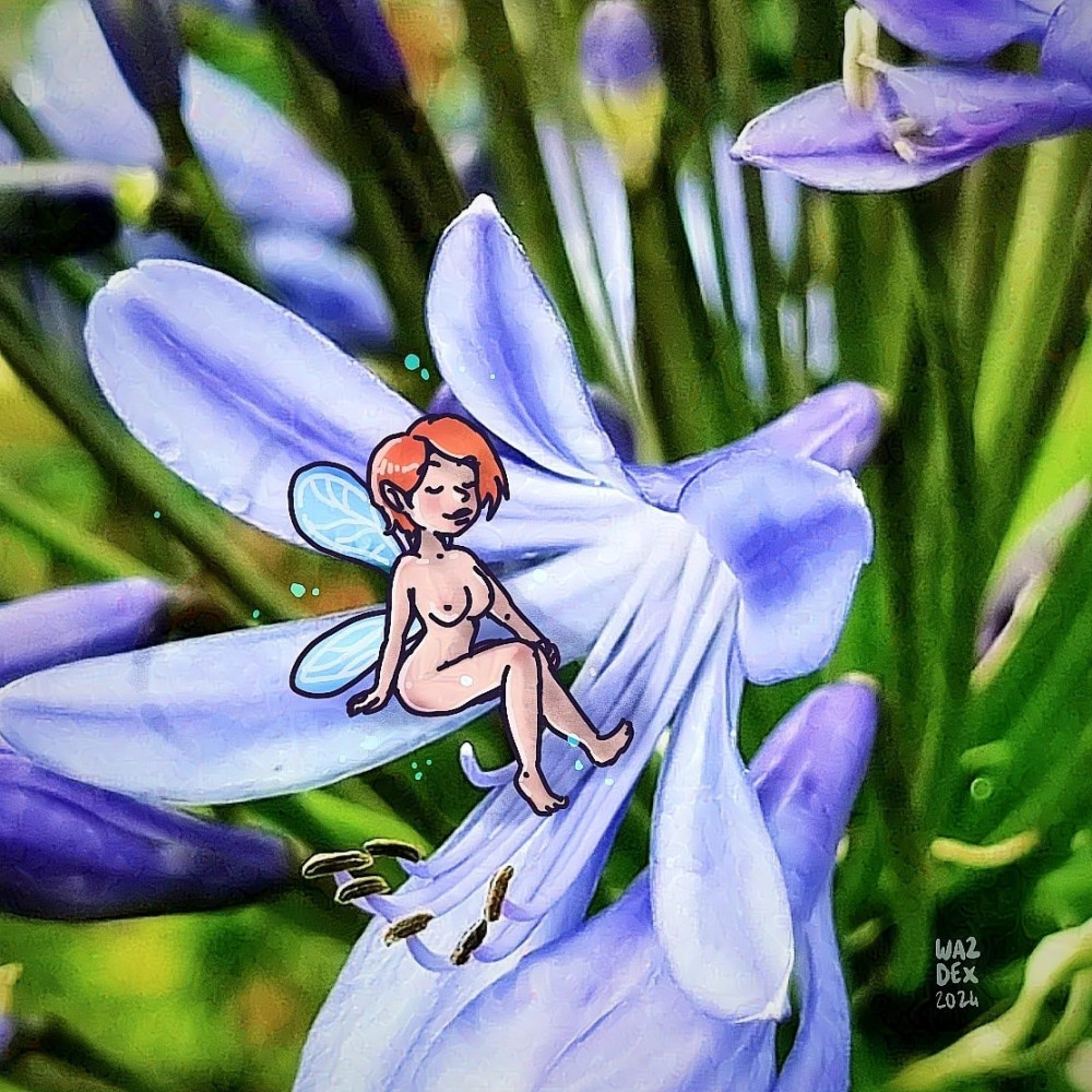 Dessin numérique d'une nymphe rousse aux cheveux courts, fièrement assise sur les pétales d'une fleur violette (fleur en photo)