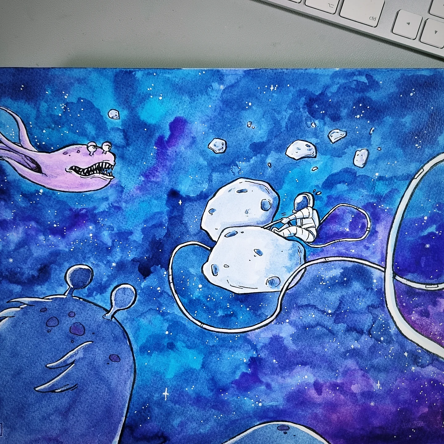 illustration à l'encre d'une inktonaute aux prises avec son câble coincé entre deux astéroïdes, tandis que deux aliens lui foncent dessus