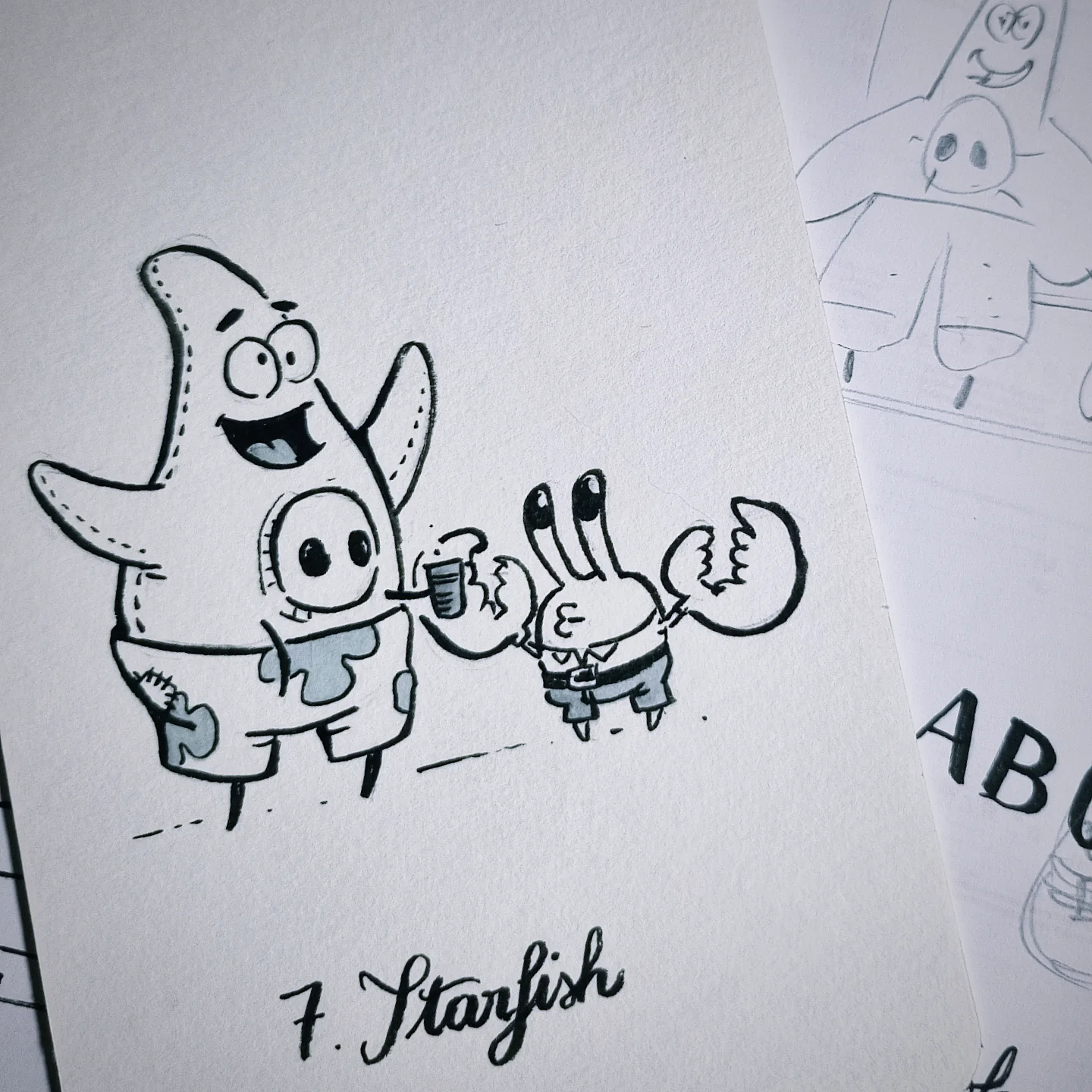 Un pélerin déguisé en Patrick l'étoile de mer, tendant un gobelet à Nuu déguisée en Mr Krabs