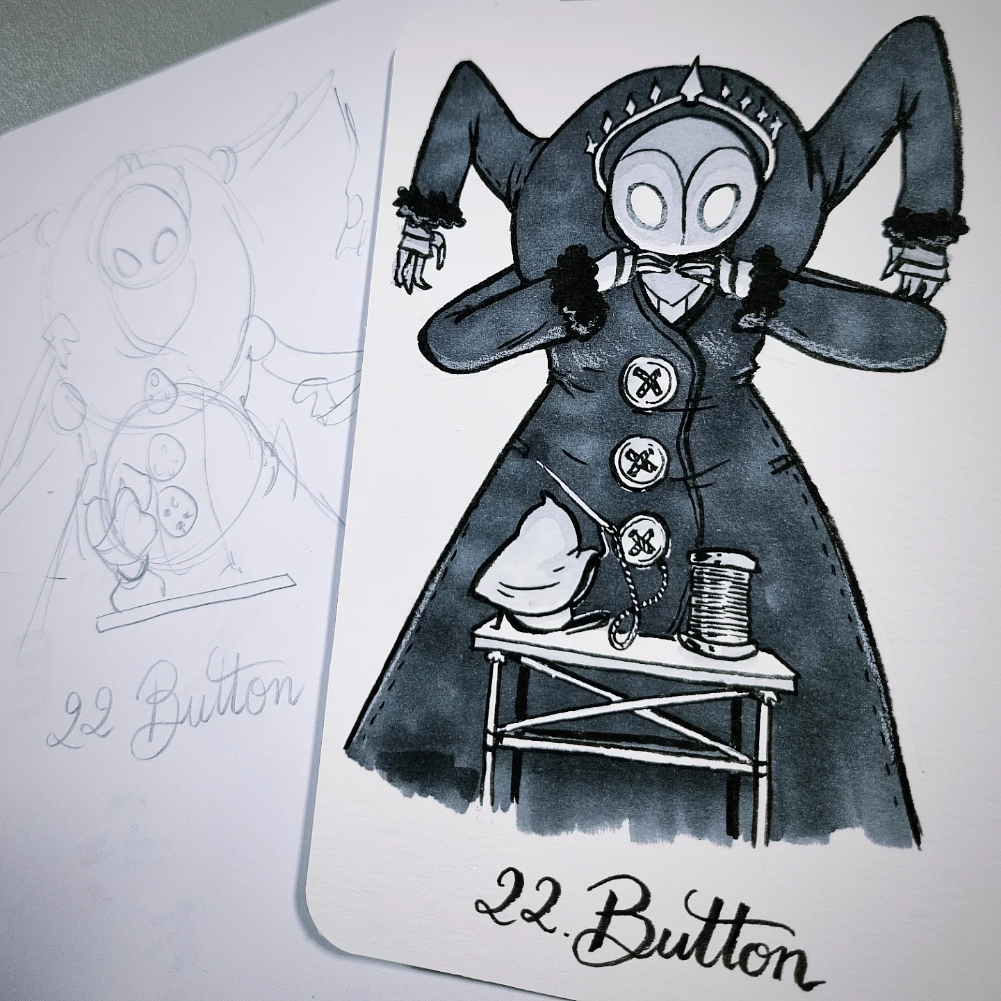 La Couturière, en train de coudre un bouton géant sur le manteau sur mesure de la Quatrième Chorale.