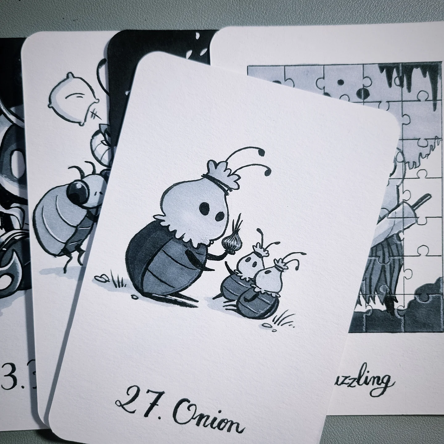 Varga tenant un oignon, assis avec de de ses enfants.