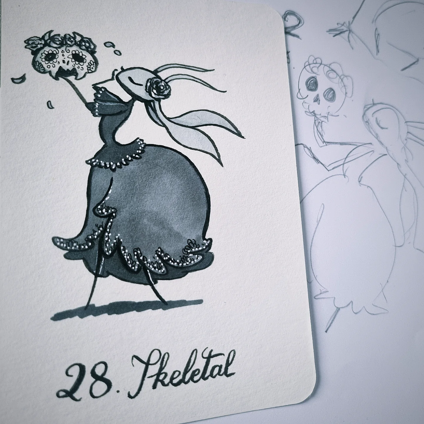 Karmelita en robe façon Día de los Muertos, tenant gracieusement un crâne peint au creux de sa main