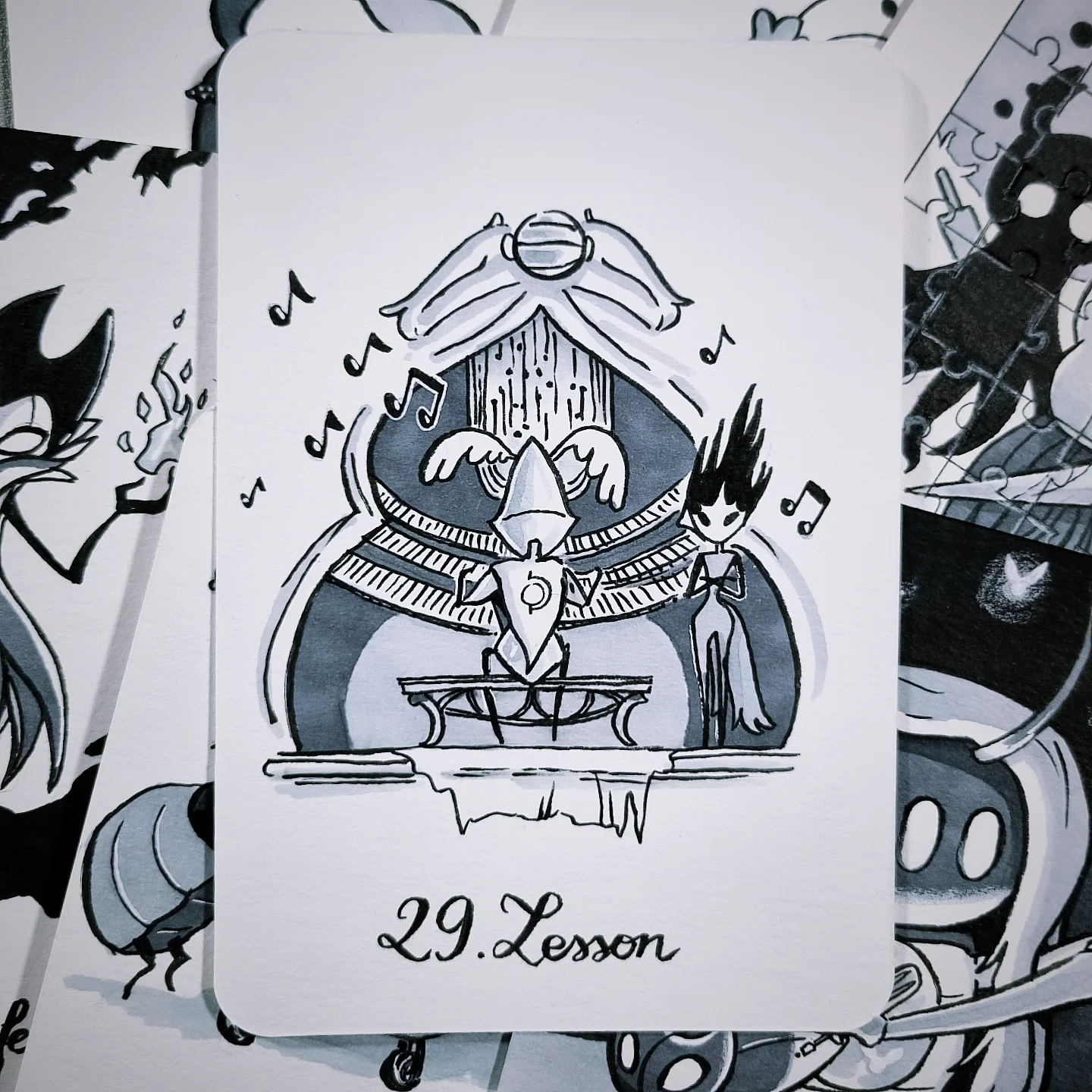 Le Fantôme Gris, se tenant attentif à côté de la Deuxième Sentinelle qui joue de l'orgue