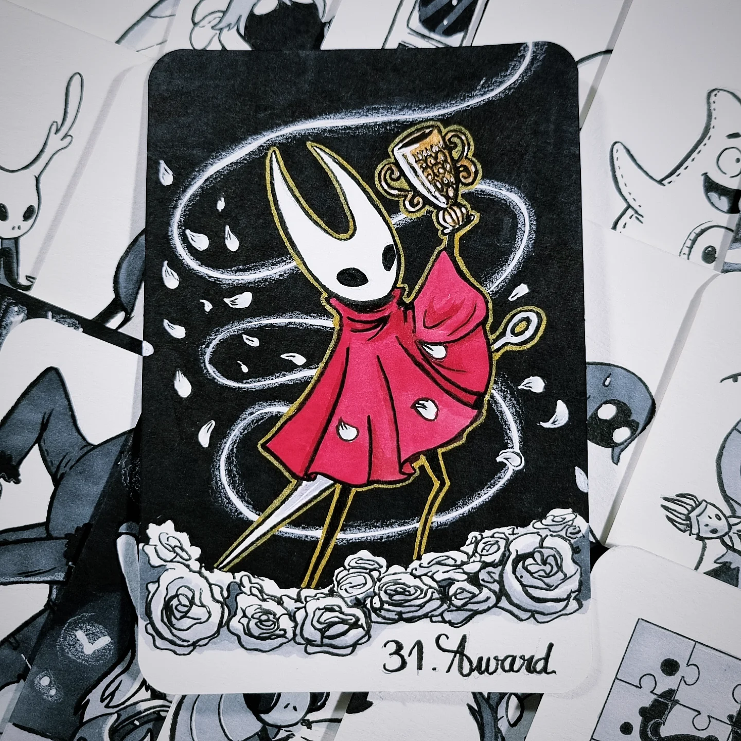 Hornet tenant un trophée, un fil de soie en arrière-plan et un parterre de roses blanches