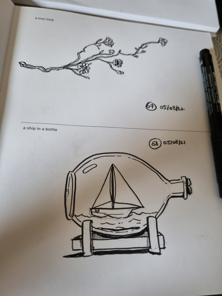 Une branche d'arbre (a tree limb) / un bateau en bouteille (a ship in a bottle)