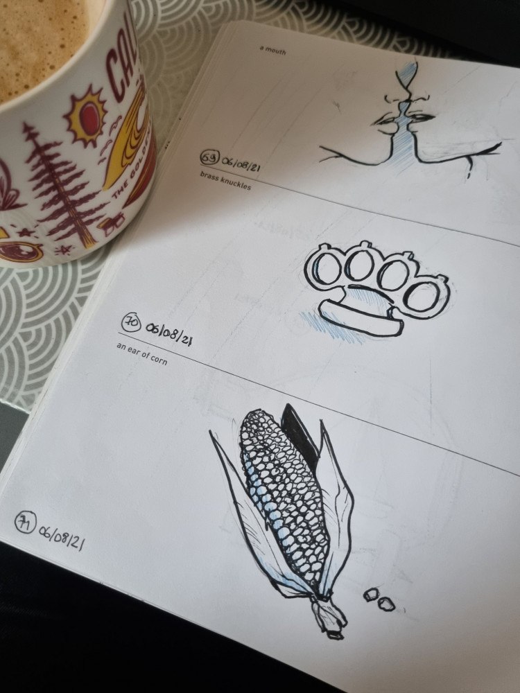 une bouche (a mouth), un poing américain (brass knuckles), un épi de maïs (an ear of corn)