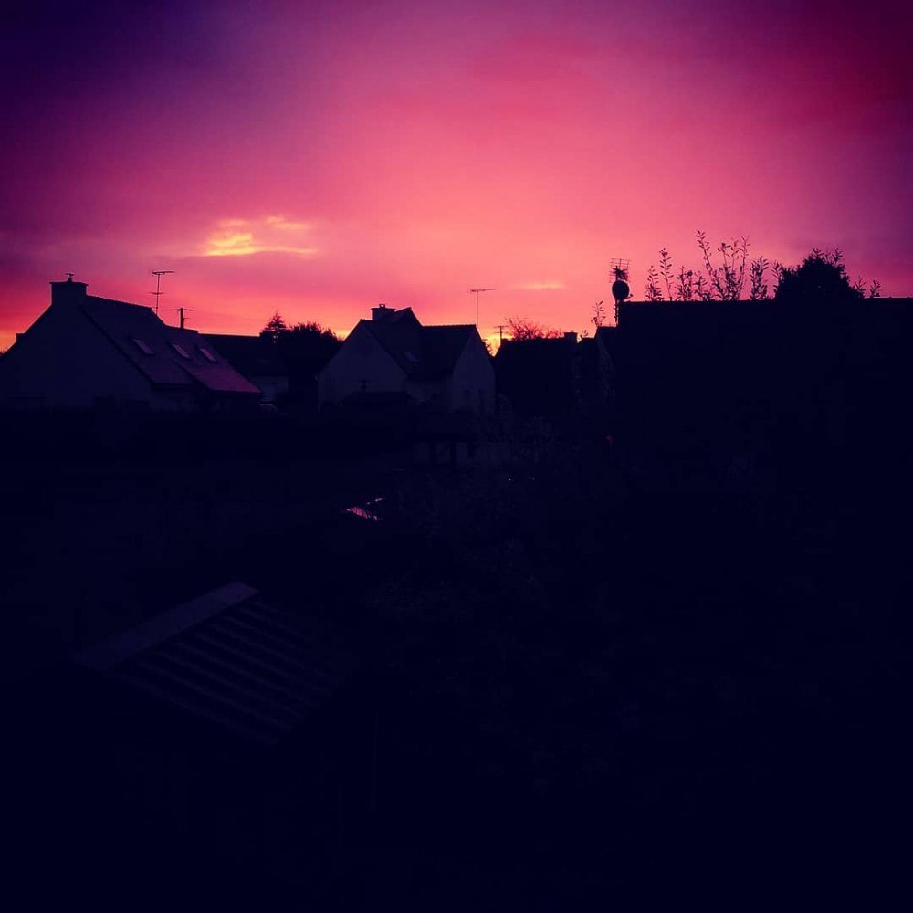 Lever de soleil sur mon quartier, le ciel est tout rose