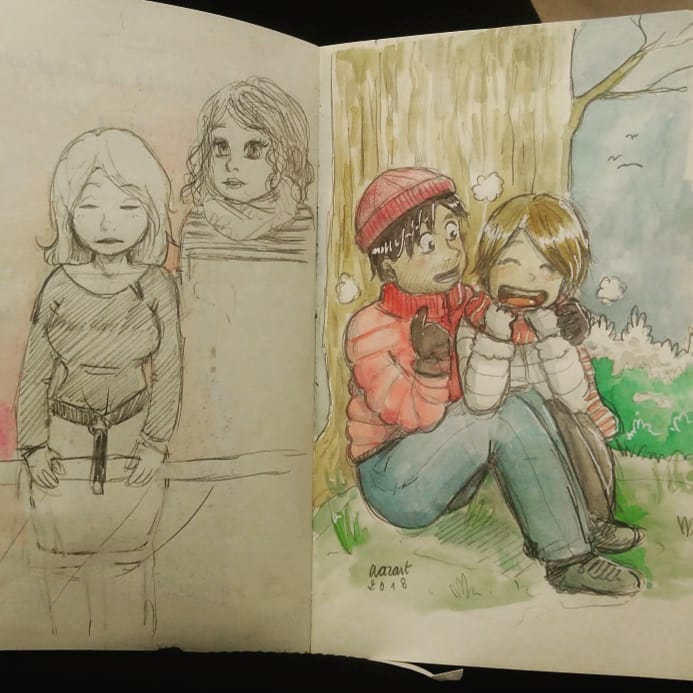photo de mon carnet, croquis divers à gauche, aquarelle à droite avec deux personnages habillées chaudement qui rigolent, assis au pied d'un tronc d'arbre