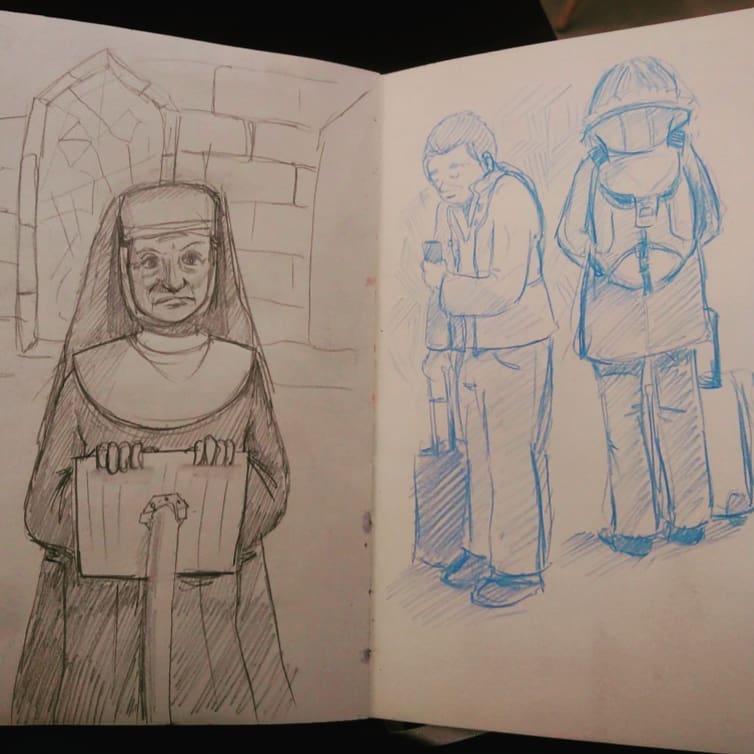 photo de mon carnet, croquis inspiré de sister act à gauche, croquis de deux voyageurs à droite