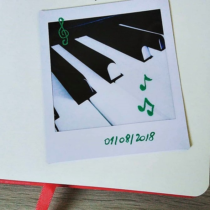 Photo instantanée des touches de mon piano, avec des notes de musique dessinées par dessus au Posca vert + la date du cliché