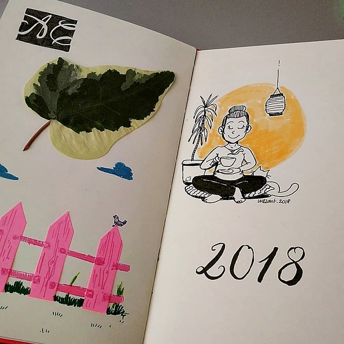 Feuille de lierre collée dans le carnet, dessin de barrière basé sur des post-its en forme de flèche, impro au Pentel d'une femme zen qui prend le thé, calligraphie 2018