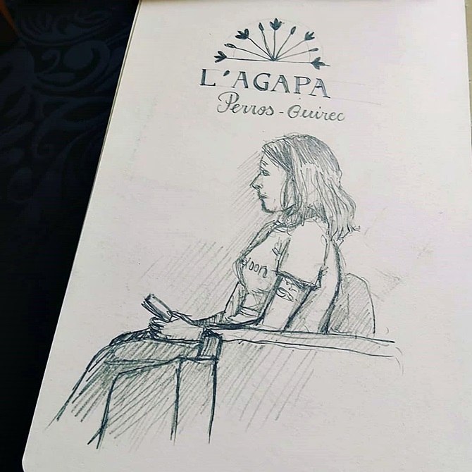 croquis d'une personne de chez Klaxoon et dessin au crayon du logo de l'Agapa