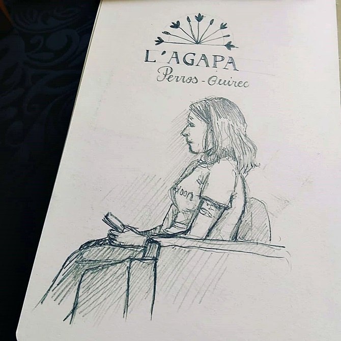 croquis d'une personne de chez Klaxoon et dessin au crayon du logo de l'Agapa