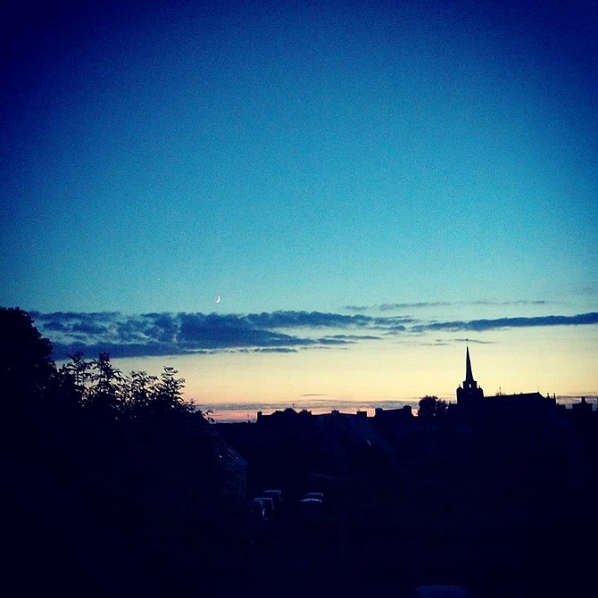 coucher de soleil sur la ville en clair-obscur