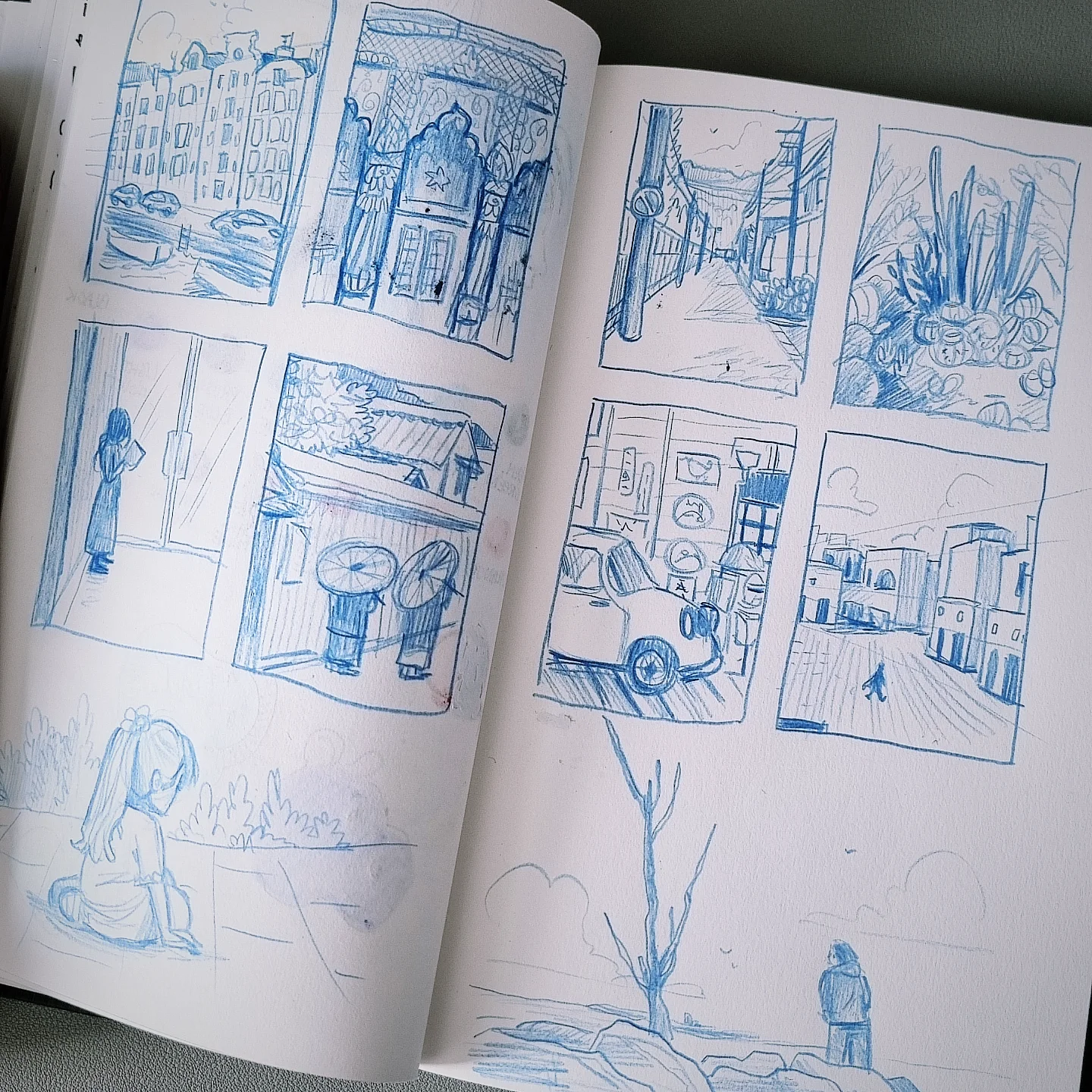 photo d'un carnet présentant une série de croquis réalisés au criterium bleu. ce sont principalement des décors.