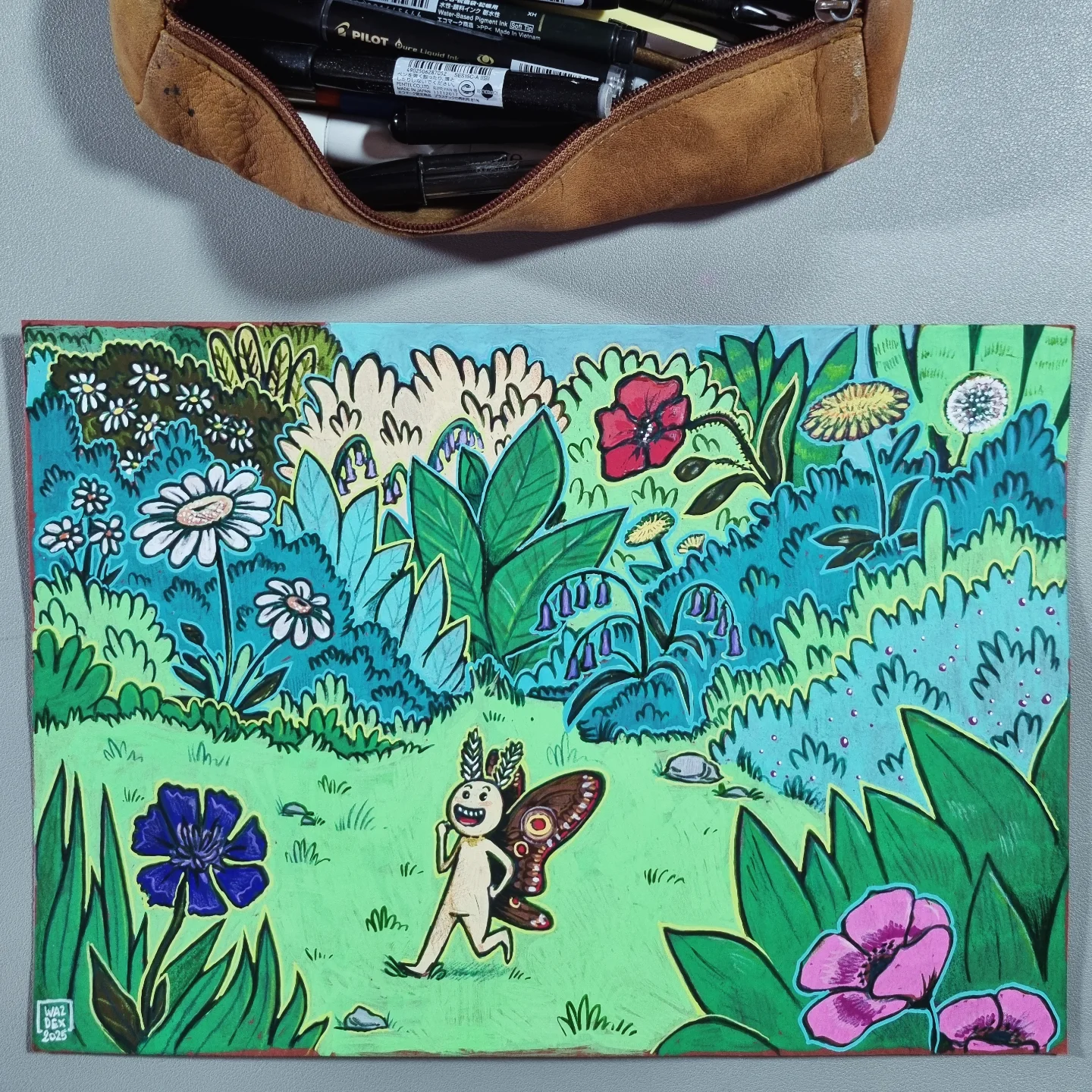 un papillon de nuit qui se balade au milieu de la végétation et des fleurs. Son expression de visage suggère qu'il est agréablement surpris par le décor. L'illustration est colorée avec un